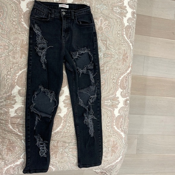 High Rise
Relaxed Fit
Distressing Throughout
Zipper + Button-Front Closure - Picture 7 of 12